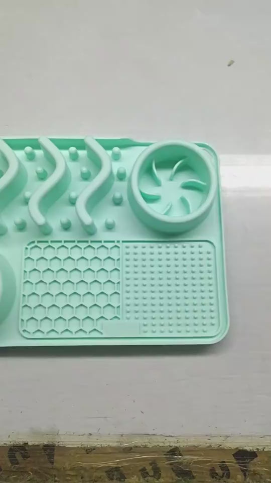 Plato Comedero Lento Multifuncional para Mascotas — Silicona Antiasfixia, con Alfombra de Lamer y Bebedero, Evita Gases y Atragantamientos 🐶🥣💚