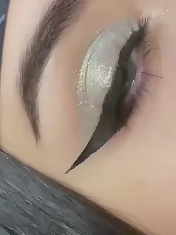Delineador de Ojos Negro Impermeable — Punta Precisa 👁️✨